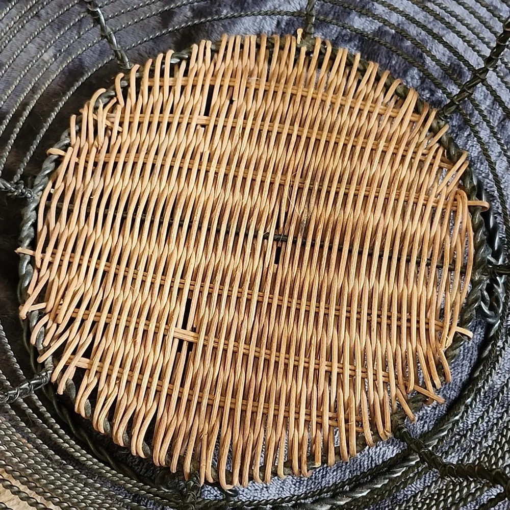 unbranded wire basket